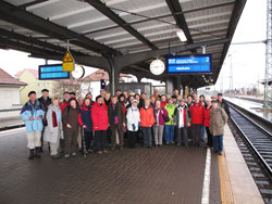 ein Neues Jahr beginnt - Wandergruppe auf den Bahnsteig in Weimar 