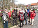 Horst Hopfgarten begrt alle 22 Teilnehmer am Bahnhof Arnstadt-Sd und erlutert die Frhjahrswanderung