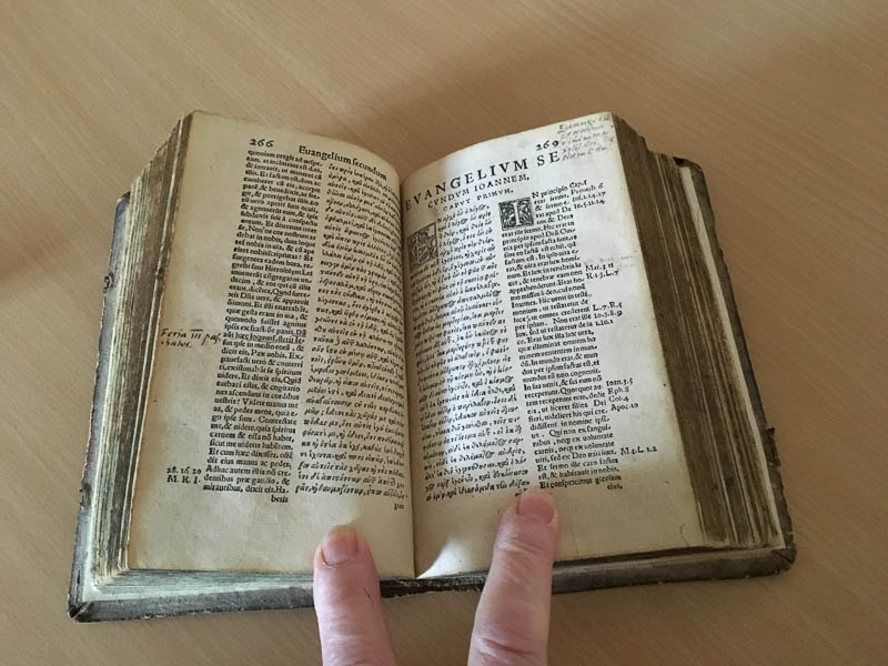 Dekan Schmerl bringt natuerlich ein Original-Bibel aus dem 16.Jhdt. als Anschaungsbeispiel mit!
