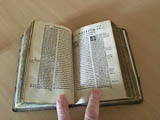 Dekan Schmerl bringt natuerlich ein Original-Bibel aus dem 16.Jhdt. als Anschaungsbeispiel mit!