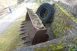 neben dem Tunnelmuseum die Groessenverhaeltnisse dargestellt durch eine Baggerschaufel und ein Reifen des Vorderladers!