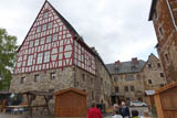 Erster Halt - die Burg Beichlingen mit kurzer Erlaeuterung der Geschichte