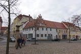 Auf dem Michaeliskirchhof mit Säule für Pfr. Brüsewitz und das Renaissancehaus mit Eingang in's "Unterirdische Zeitz". (130K)