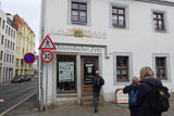 Ausgang aus den Höhlern von Zeitz durch den historischen Likörladen am Altmarkt. (109K)