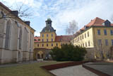 Im Hofbereich des Schlosses links mit katholischen Dom zu Zeitz. (106K)