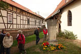 ein Krieger-Denkmal von Bauhäuslern an der Kirche Rödelwitz! (139K)