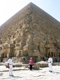 Gudrun - bewacht vor der Kante der Cheops-Pyramide Gudrun - bewacht vor der Kante der Cheops-Pyramide