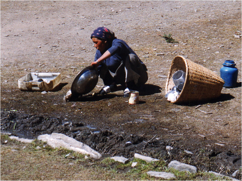 Geschirrwaschen in Yakarka.