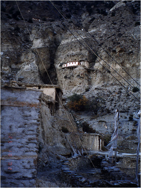 Das Haus in der Bergwand.