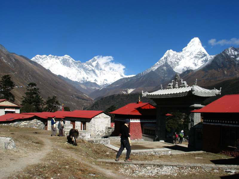 Amadablam (6.856m) und der Lotse (8.414m) mit Wolkenfahne