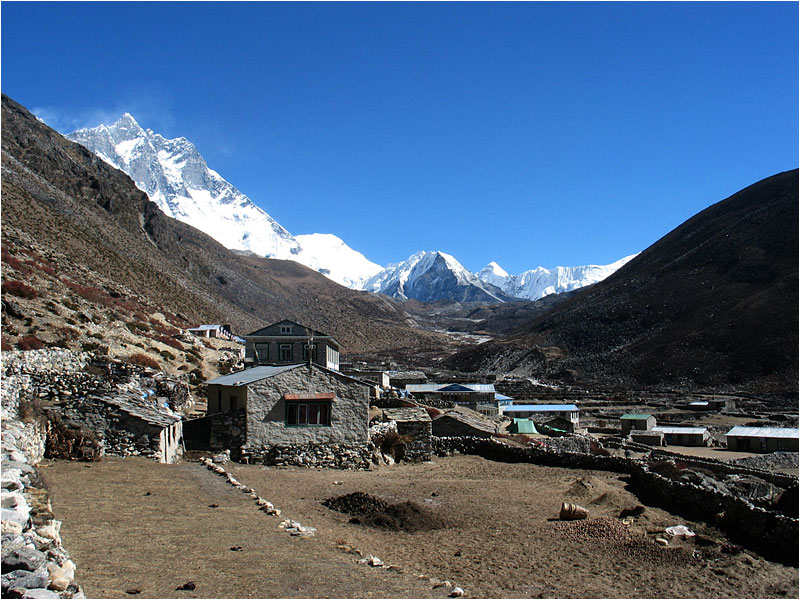 Sch?ne R?ckblicke ins Tal des Imja Khola ?ber den Island Peak zum Makalu (8.463 m)