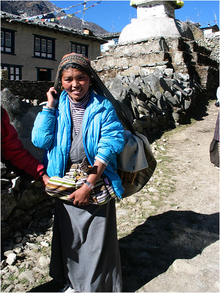 Sherpa-Frauen mit Baby-K?rben auf dem R?cken.