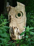 Holzplastik im Wildgarten Holzplastik im Wildgarten