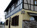 alte Sonnenuhr an Hausecke