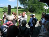 Eingangserläuterungen durch Jürgen Jäger am Bahnhaltepunkt Raun Eingangserläuterungen durch Jürgen Jäger am Bahnhaltepunkt Raun