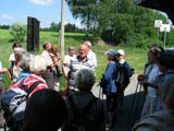 Eingangserluterungen durch Jrgen Jger am Bahnhaltepunkt Raun