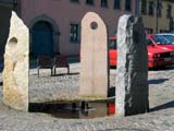 Dreiländer-Brunnen auf dem Adorfer Markt Dreiländer-Brunnen auf dem Adorfer Markt