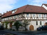 neben dem Uhrmacherhaus -ebenfalls mit reichem Schmuck