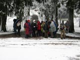 Erluterungen am "Schffenhaus" des Herrn Kortm im Schneeregen