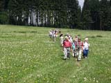 die Landeskundliche Exkursionsgruppe Weimar auf dem Weg nach Horni Luby