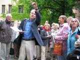 Hr. Schmerl erlutert die Judensau an der Stadtkirche