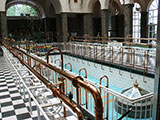 die Wasserhalle mit Brunnen ist morgens von 8:00 Uhr zum Kuren in Betrieb