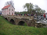 restaurierte Brcke ber den Burggraben aus dem 17.Jhdt.