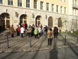 vor dem Physikalisches Institut der FSU Jena am Max-Wien-Platz