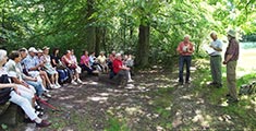 Ritter "Zur frhlichen Libelle" vor der Wandergruppe - Verabschiedung am Seerosenteich