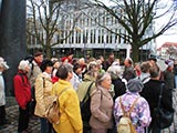 Erluterung der Stadtwanderung an 53 Interessierte durch Horst Hopfgarten