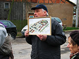 Der Vorsitzende der Wohnungsbaugenossendschaft erlutert uns die Entstehung der Gartenstadt