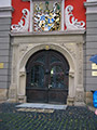 Ernestinisches Wappen zur Zeit der Regierungsnahme durch Ernst I., den Frommen am Rathaus