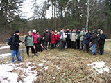 36 Wanderfreunde lauschen den Erluterungen Jrgen Jgers zum geologischen Schichtenaufbau 