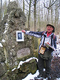 Medizinalrat Dr. Pfeiffer an der Pfeiffer-Quelle im Belvederer Forst