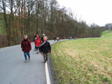 auf der Strae nach Weienbach zieht sich die Gruppe weit auseinander