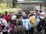 HP Meuselbach-Schwarzmhle: W. Renner erklrt den Tagesablauf, die Wanderroute und was uns an einzelnen Stationen erwartet