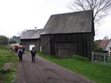 typ. Scheunen, die jeweils am Ende der Grundstcke standen (Reihenfolge von innen (Dorfanger) nach auen: Wohnhaus, Garten, Scheune, Wiese