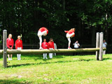 den Fu zum Mund bringen auf dem Balken - eine bung nur fr sehr junge Leute