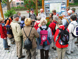 Erluterungen zum Tagesablauf durch Eckart Welscher am Bahnhof Heiligenstadt