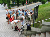 Wilfried Grtler erlutert die Stadtroute am Bahnhof Bad Langensalza