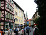 Blick am Rathaus vorbei zur Stadtkirche