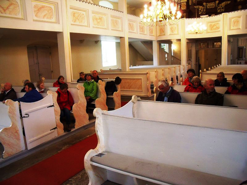 alle lauschen den ungewohnten Kl?ngen eines barocken Instrumentes