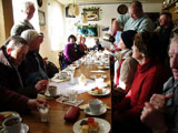 von der Gemeinde zu Kaffee und Kuchen eingeladen