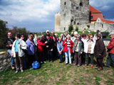 die Wandergruppe bei herrlichstem Wetter vor dem Pariser Turm der Burg