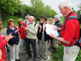 die bliche Abschlussrede mit der Auszeichnung des Wanderleiters Dr. Bernd Dahm