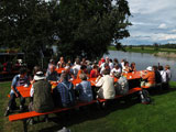 Kaffeetafel am Elbufer Kaffeetafel am Elbufer
