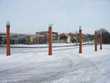 Bahnhofsplatz, vor ca. 3 Jahren neu gestaltet. Die Sulen symbolisieren
Kartographie, Sternwarte (denn Gotha hatte 5 Stck davon), Naturkunde, Schlo Friedenstein