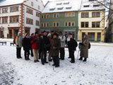 auf dem Hauptmarkt blicken wir neben dem Rathaus zum nagelneuen Glockenspiel