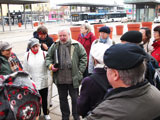 Wolfgang Renner als bester Landeskenner erlutert das Tagesprogramm am Bahnhof Nordhausen 