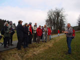 Herbert Michel erlutert die Gegend um den Gowerlhof und seine Heimat am RotheBrg Weiher